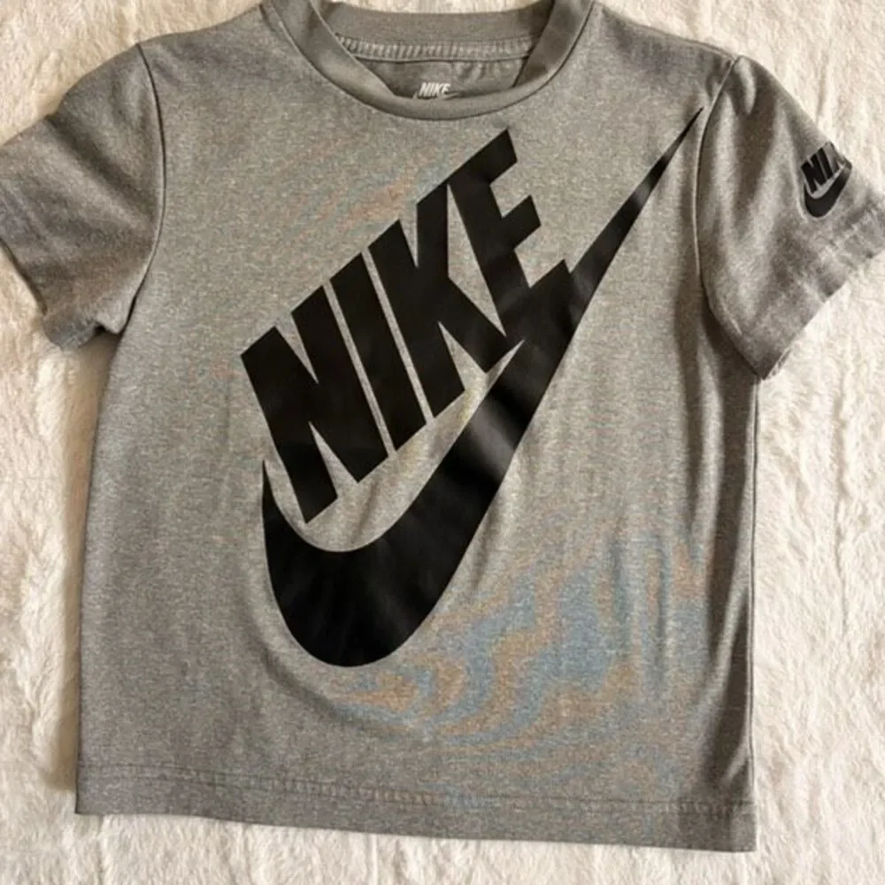 Nike Boys Graphic T-Shirt Gray Black Logo Size 5/6